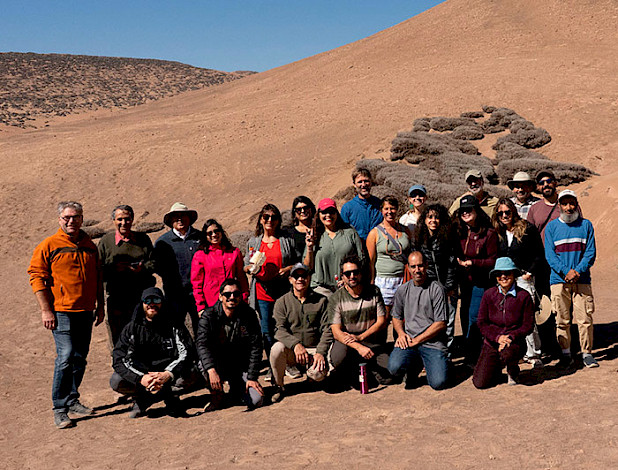 Grupo de investigadores en el desierto.