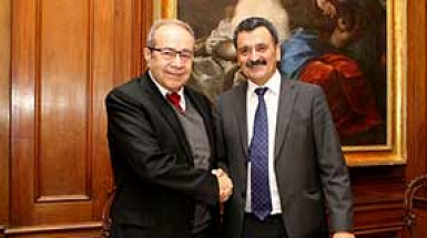 A la izquierda, el rector de la Universidad Católica del Norte, Jorge Tabilo, asumió la presidencia de la Red G9 por el período 2019 - 2020. En la foto, junto al rector Óscar Galindo, de la Universidad Austral de Chile, quien ejerció el mandato en el período anterior.
