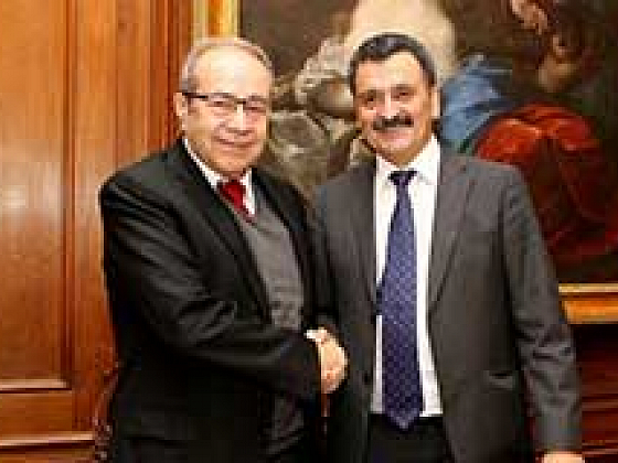 A la izquierda, el rector de la Universidad Católica del Norte, Jorge Tabilo, asumió la presidencia de la Red G9 por el período 2019 - 2020. En la foto, junto al rector Óscar Galindo, de la Universidad Austral de Chile, quien ejerció el mandato en el período anterior.