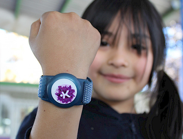 Niña mostrando una pulsera