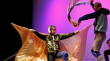 Una escena del montaje "Danzas Aladas" en la que la actriz Layla Raña está caracterizada como una mariposa con sus alas abiertas.