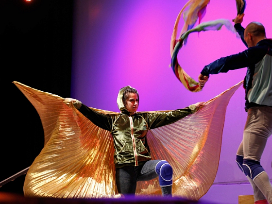 Una escena del montaje "Danzas Aladas" en la que la actriz Layla Raña está caracterizada como una mariposa con sus alas abiertas.