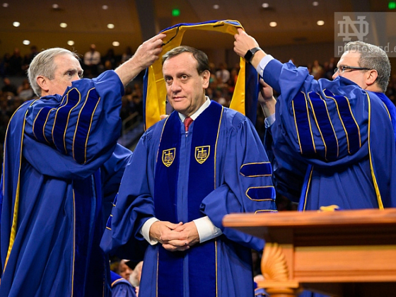El Rector Ignacio Sánchez recibiendo la investidura de Doctor Honoris Causa en la ceremonia oficial.