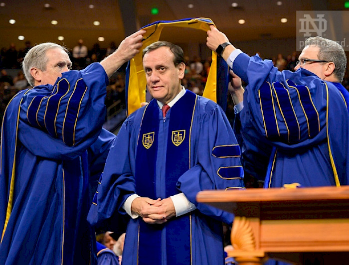 El Rector Ignacio Sánchez recibiendo la investidura de Doctor Honoris Causa en la ceremonia oficial.