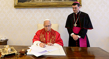 Papa León XIV escribiendo un documento