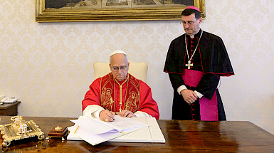 Papa León XIV escribiendo un documento