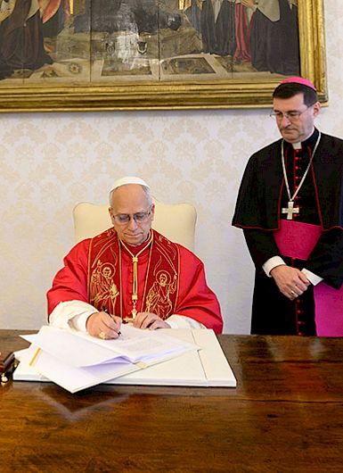 Papa León XIV escribiendo un documento
