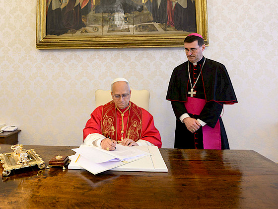 Papa León XIV escribiendo un documento