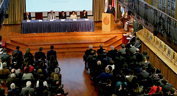 El decano Gabriel Bocksang preside Inauguración del Año Académico de la Facultad de Derecho 2019, desde el podio del aula magna Manuel José Irarrázaval.