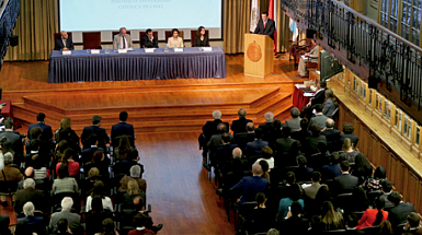 El decano Gabriel Bocksang preside Inauguración del Año Académico de la Facultad de Derecho 2019, desde el podio del aula magna Manuel José Irarrázaval.