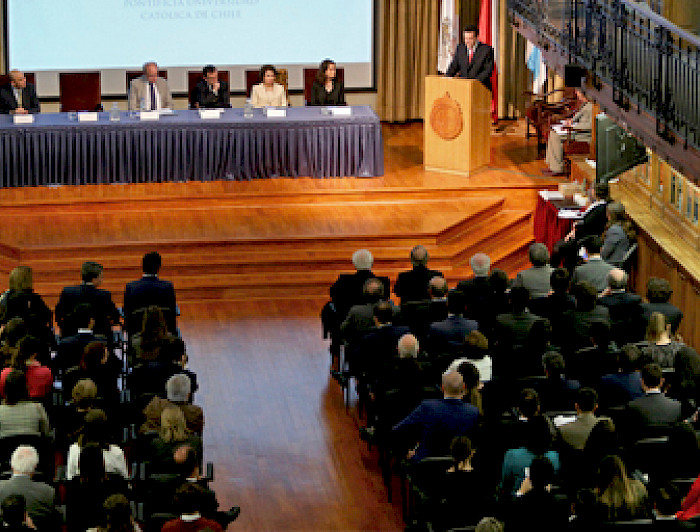 El decano Gabriel Bocksang preside Inauguración del Año Académico de la Facultad de Derecho 2019, desde el podio del aula magna Manuel José Irarrázaval. 