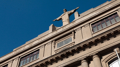 Estatua del Sagrado Corazón de Jesús, en el frontis de la Casa Central de la Universidad Católica.