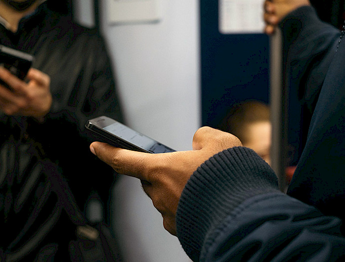 Personas sosteniendo un celular 