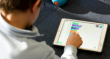 Niño interactuando con una tablet