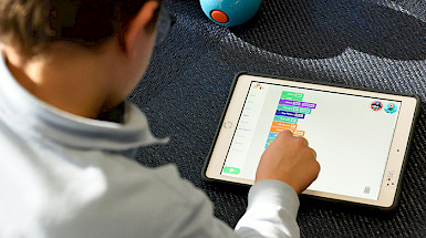 Niño interactuando con una tablet