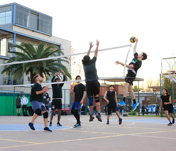Estudiantes jugando un partido de voleibol.de