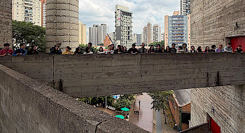 Estudiantes visitando el en el Centro Cultural SESC de Pompéia.