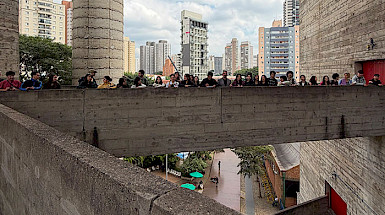 Estudiantes visitando el en el Centro Cultural SESC de Pompéia.