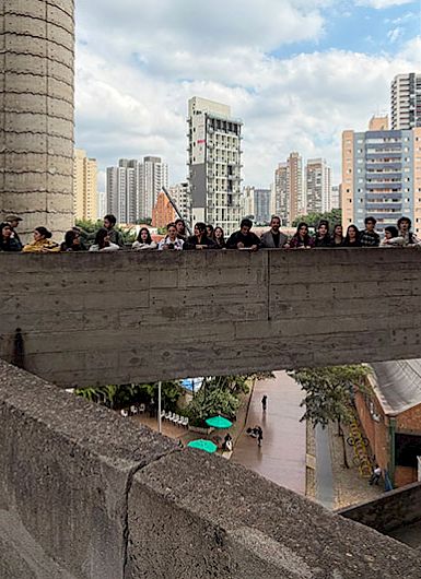 Estudiantes visitando el en el Centro Cultural SESC de Pompéia.
