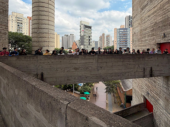 Estudiantes visitando el en el Centro Cultural SESC de Pompéia.