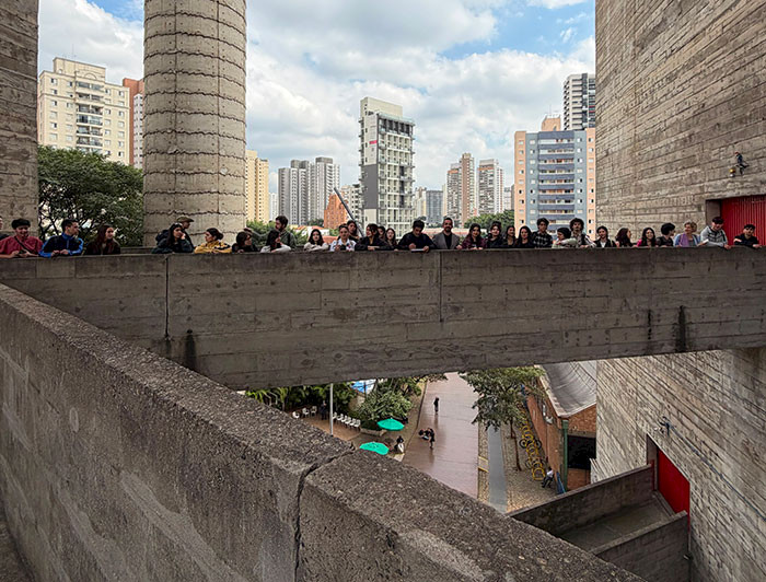 Estudiantes visitando el en el Centro Cultural SESC de Pompéia.