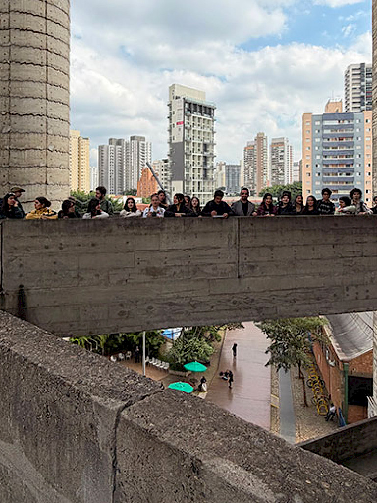 Estudiantes visitando el en el Centro Cultural SESC de Pompéia.