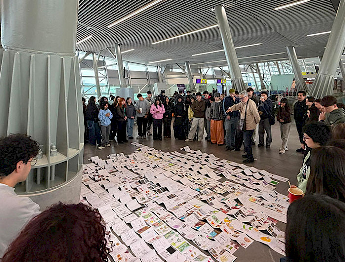 Los estudiantes se reunieron en el aeropuerto de Santiago para exponer sus croquis.