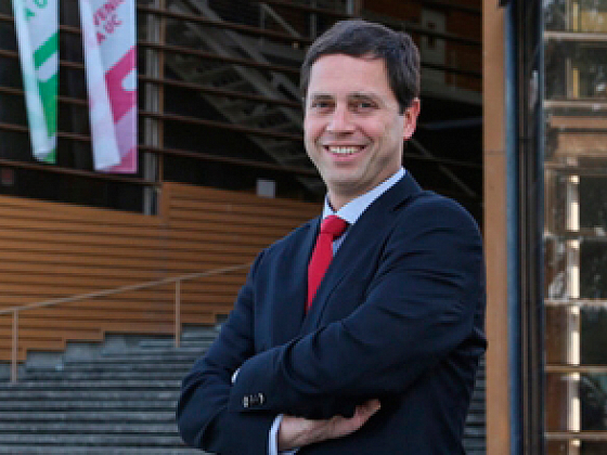 Gonzalo Valdivieso, Director del Campus Villarrica en el frontis del Campus.