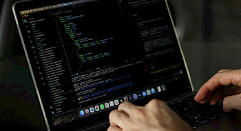 Manos tecleando en un computador