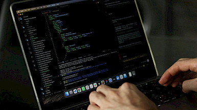 Manos tecleando en un computador