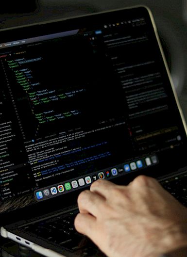 Manos tecleando en un computador