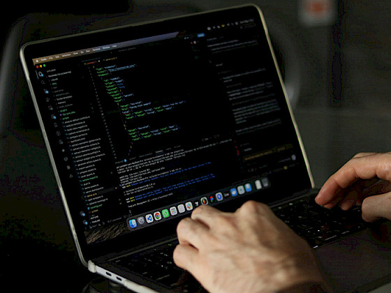 Manos tecleando en un computador