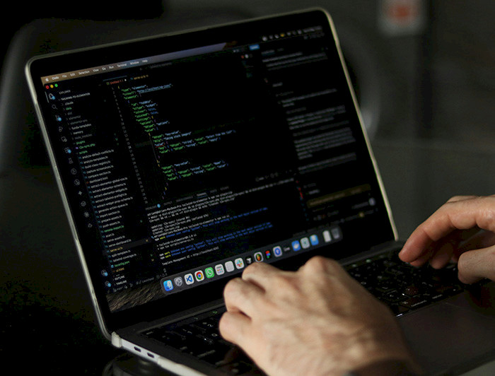 Manos tecleando en un computador