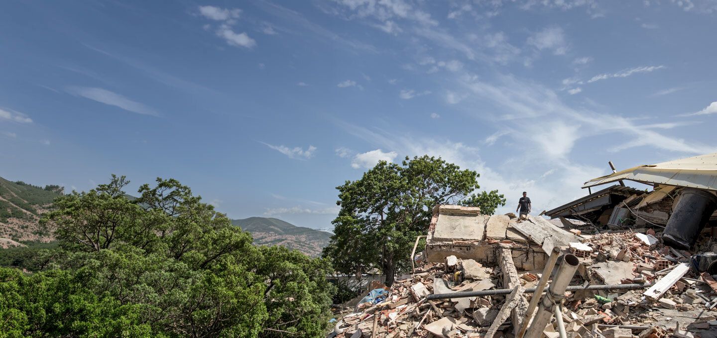 Persona sobre escombros después de los terremotos en Venezuela