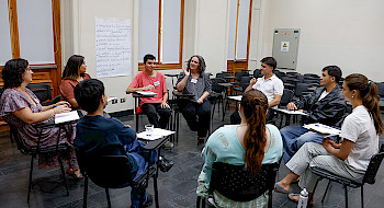Estudiantes sentados en círculo