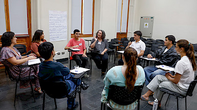 Estudiantes sentados en círculo