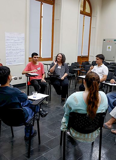 Estudiantes sentados en círculo