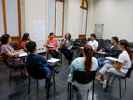 Estudiantes sentados en circulo