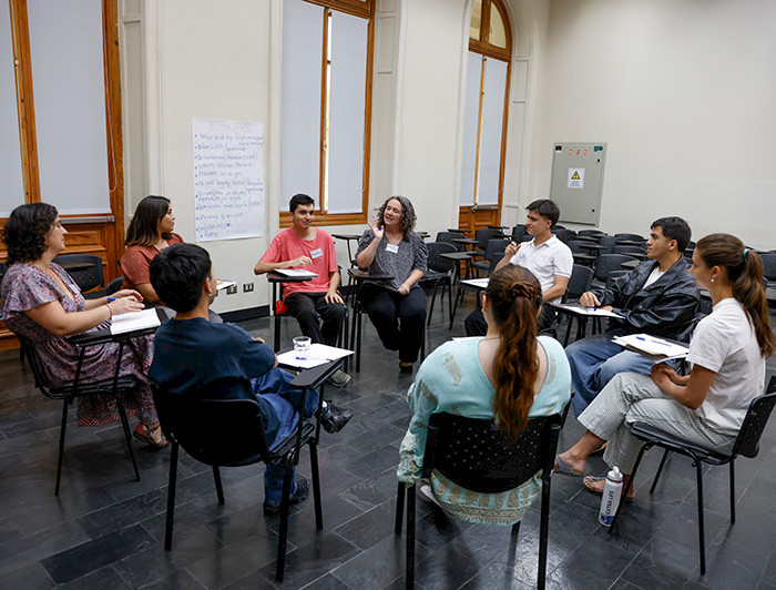 Estudiantes sentados en circulo