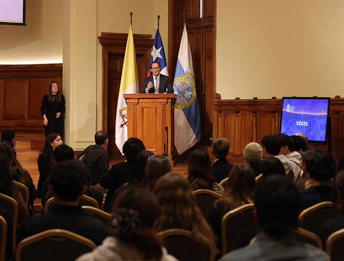 Rector Juan Carlos de la Llera en la ceremonia de cierre del curso Voces UC.