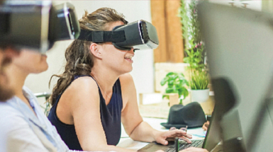 Estudiantes con anteojos de Realidad Virtual.