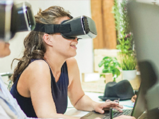 Estudiantes con anteojos de Realidad Virtual.