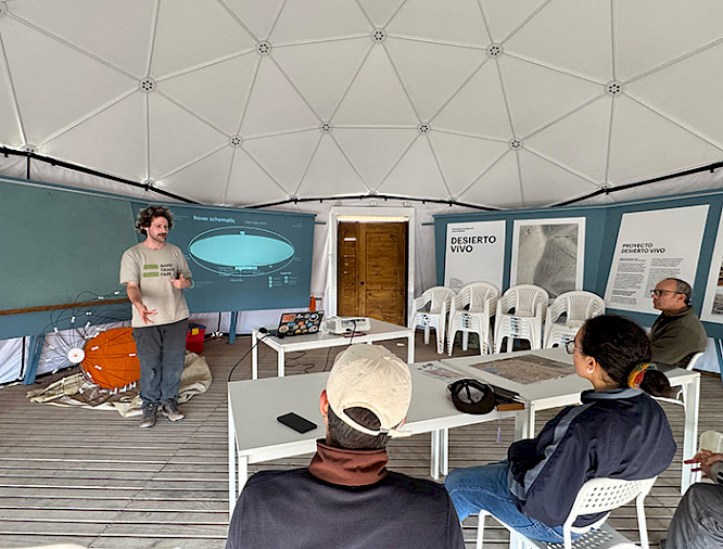 James Kingsnorth presenting the project to the UC Chile team