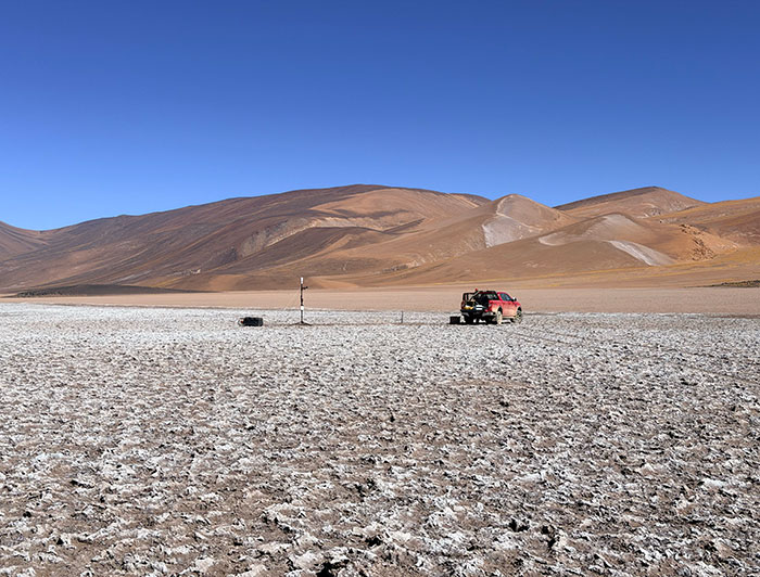 Instalación de instrumentos en salar 