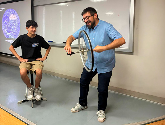Profesor hace una demostración en curso de Academia UC.