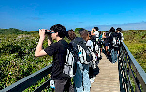 Escolares observan con vinoculares en humedal