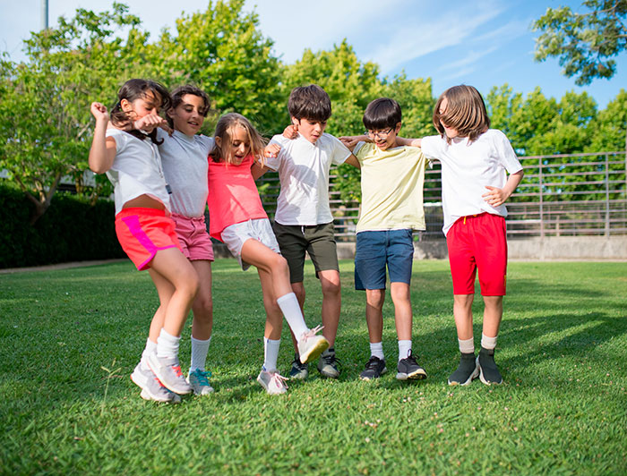 Niñas y niños en un jardín