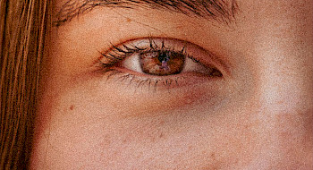 Rostro de una mujer en que se ve su ojo en primer plano