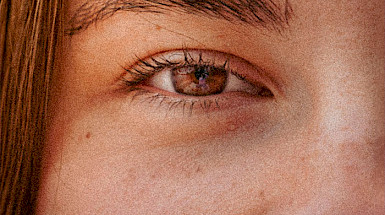 Rostro de una mujer en que se ve su ojo en primer plano