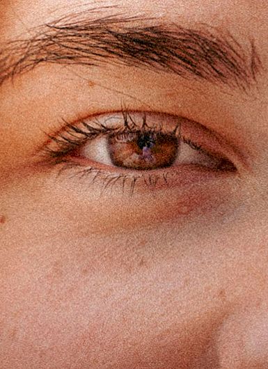 Rostro de una mujer en que se ve su ojo en primer plano